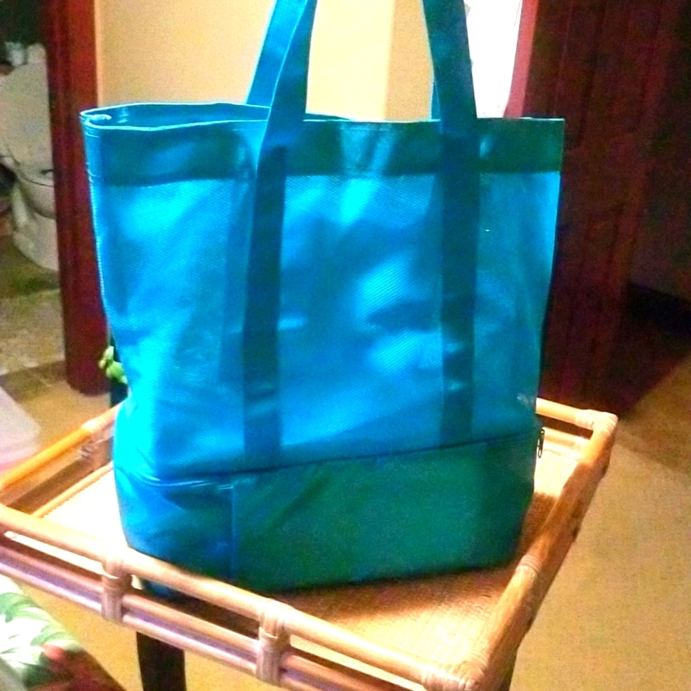 The perfect beach bag! Bag on top, cooler on bottom. ALL IN ONE!